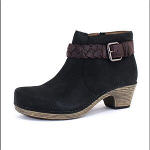 Dansko Tivoli Black Leather Ankle Boots With Braided Buckle. Size 39 (8.5/9).